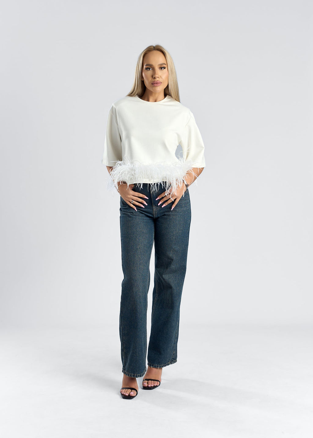 Tricou mini oversized cu detalii din pene, stilat si confortabil, purtat cu blugi, pentru un look modern.