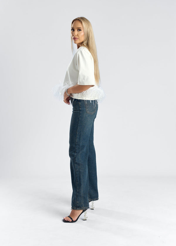 Tricou mini oversized cu detalii din pene, model SIA Mini Feather Love, purtat cu blugi, look stylish.