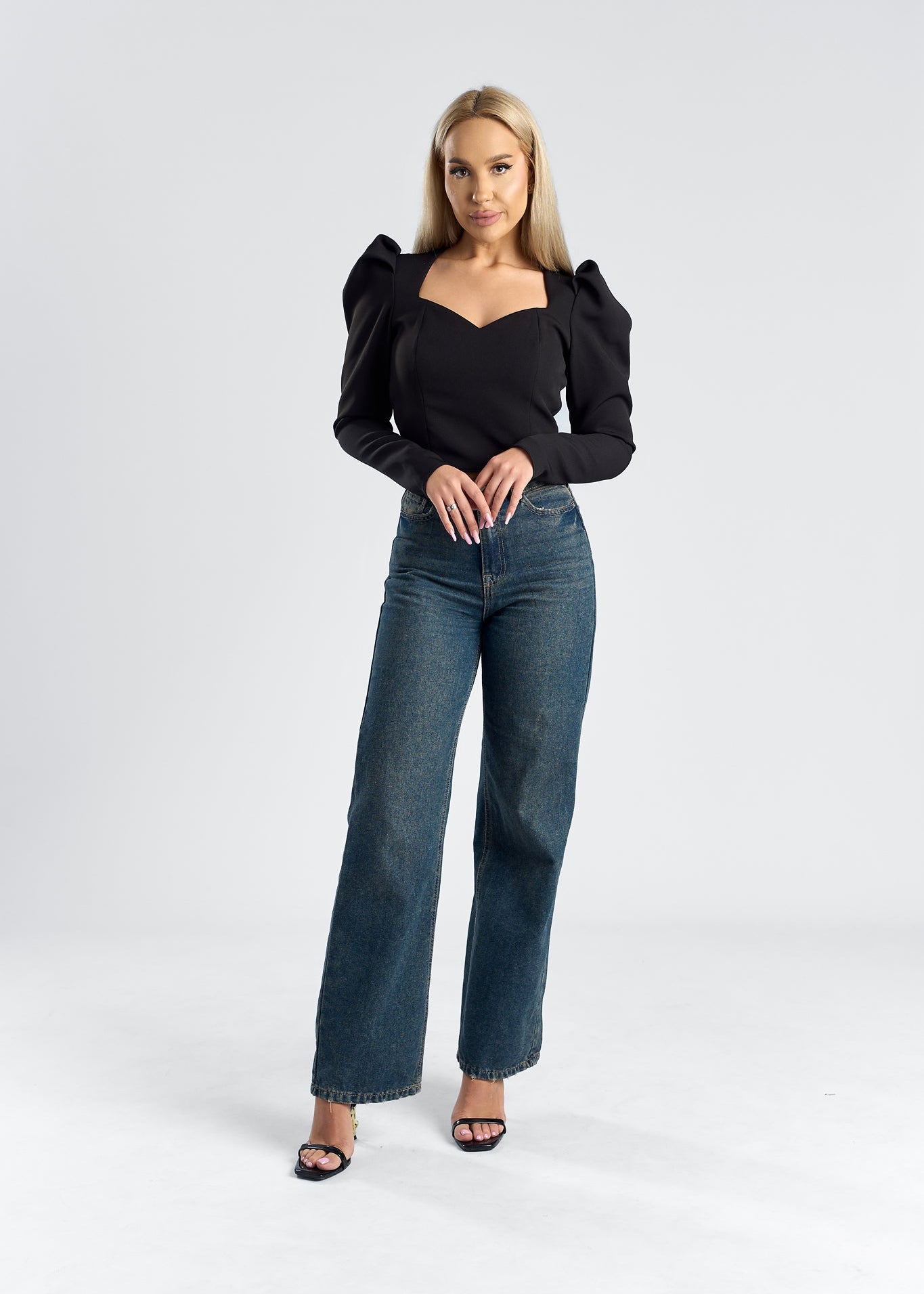 Top elegant cu umeri supradimensionați, model SIA Power Muse, perfect pentru un look modern.