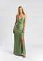 rochie satinată cu drapaj și crăpătură laterală, model SIA SYLARA, în nuanță verde, elegantă pentru ocazii speciale.