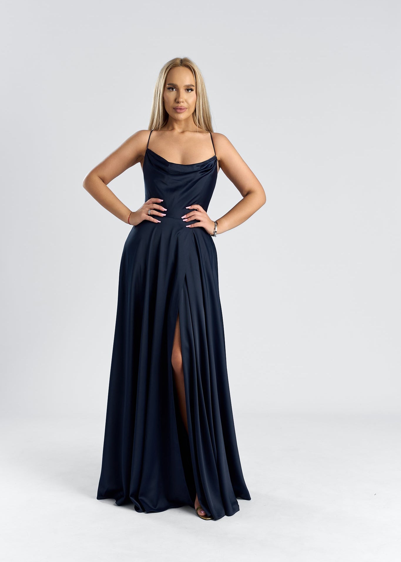 rochie lunga satinata cu spate decupat si slit adanc, eleganta si sofisticata, perfecta pentru ocazii speciale Main image