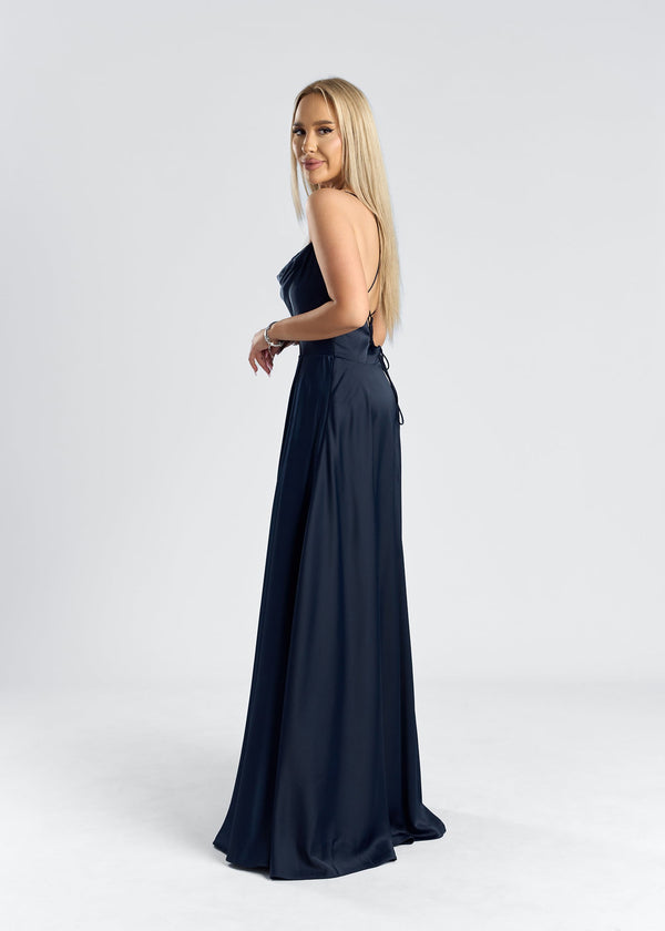 Rochie lunga satinata cu spate decupat, model MIDNIGHT FLOW, eleganță și sofisticare.