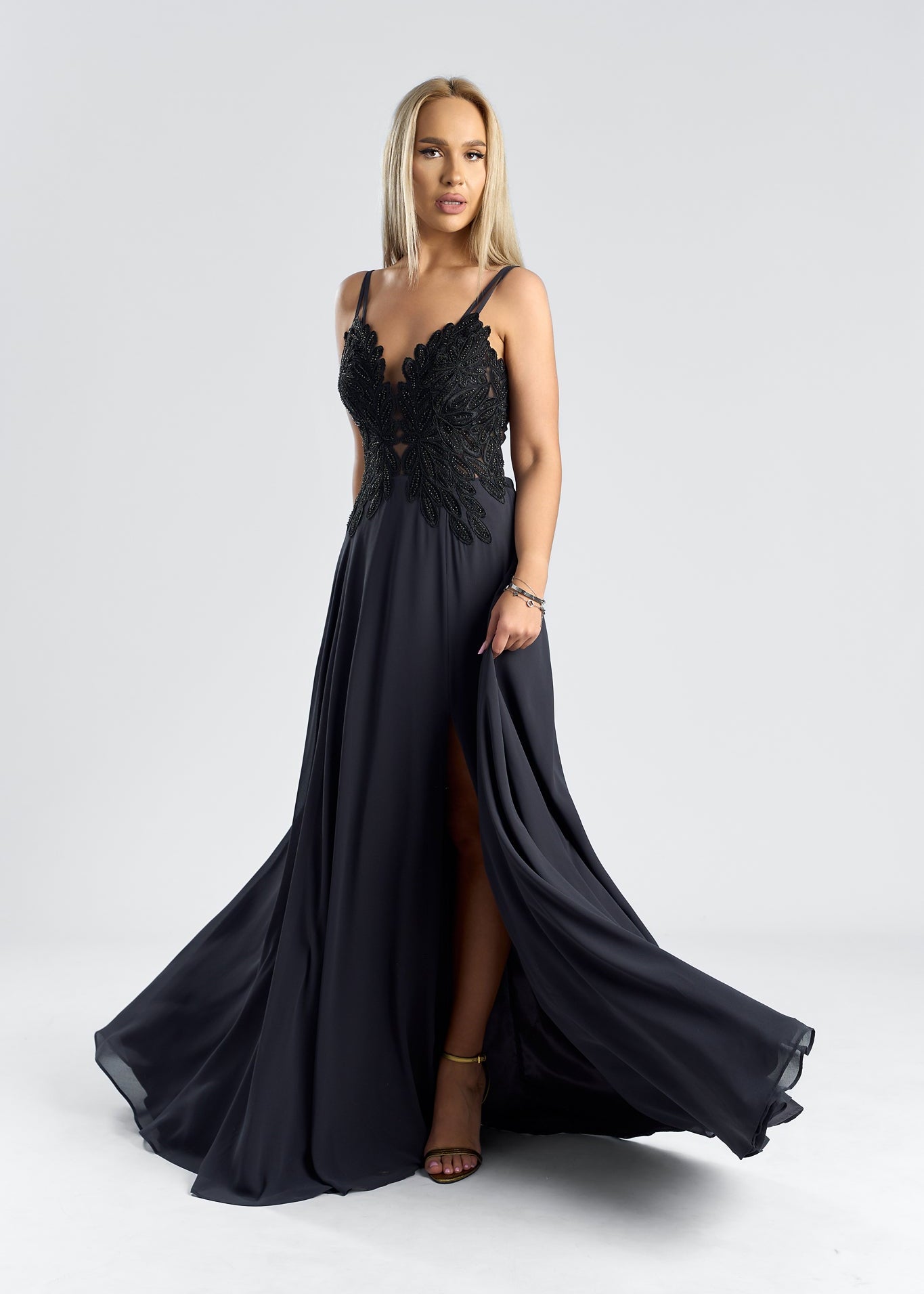 Rochie din voal si dantela cu aplicatii, model SCARLET, cu un design elegant si detalii seducatoare.