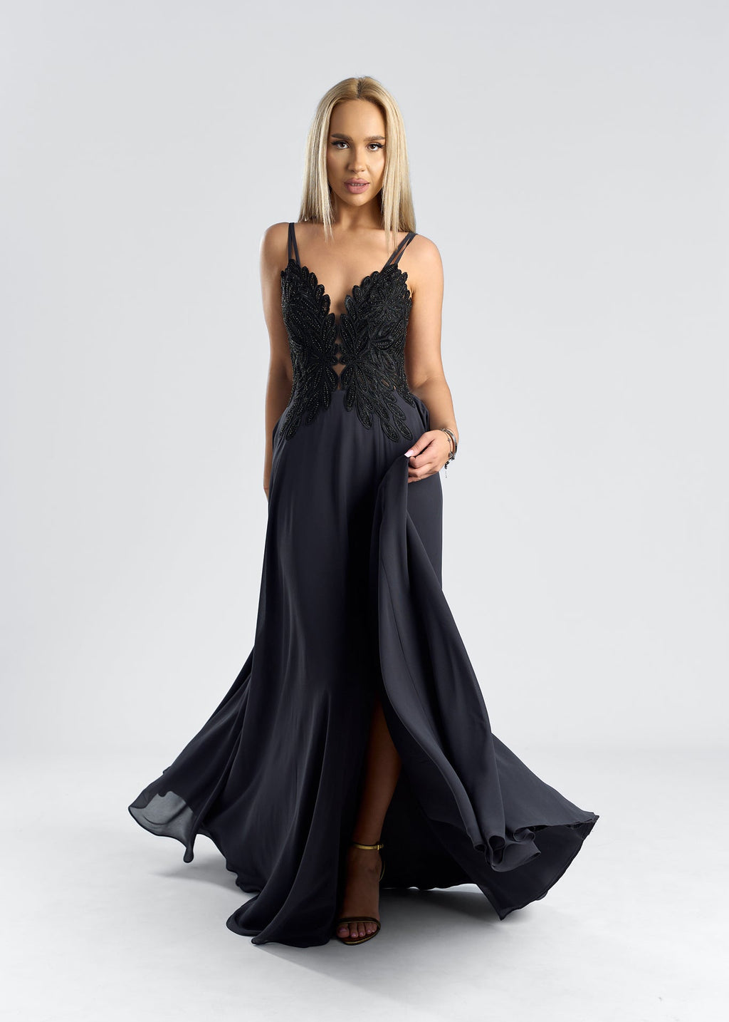 rochie din voal si dantela, model SCARLET, cu aplicatii elegante, perfecta pentru ocazii speciale.