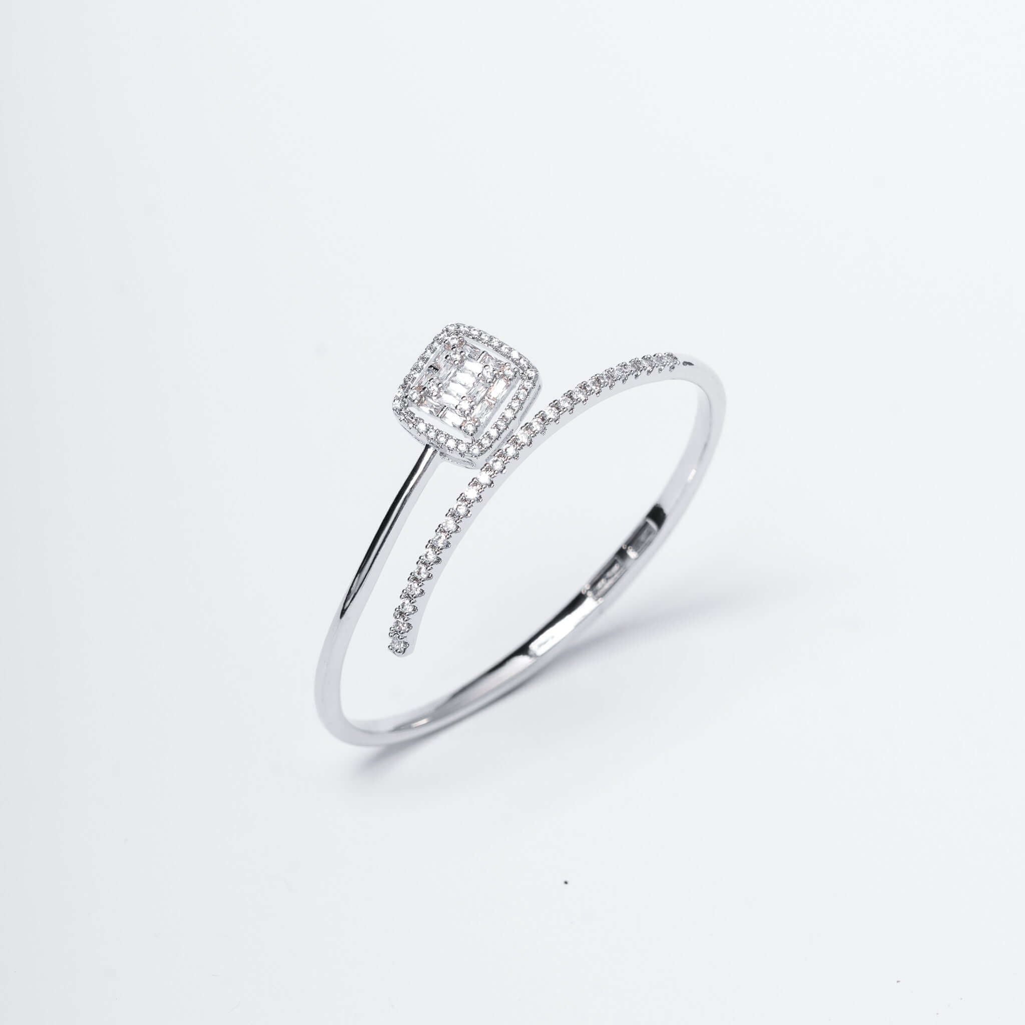 Bratara eleganta argintiu cu patrat pavé de microcristale, design modern si rafinat, perfect pentru cadou elegant.