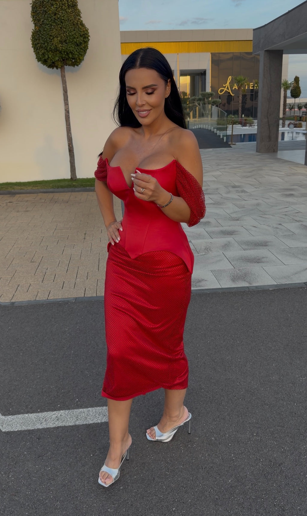 Domina – Rochie midi cu corset din tafta și plasă cu cristale