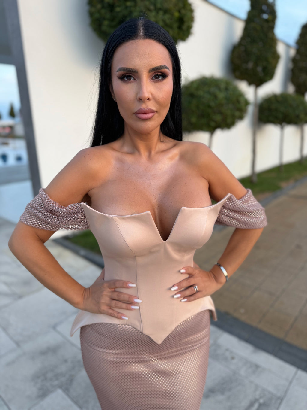 Domina – Rochie midi cu corset din tafta și plasă cu cristale