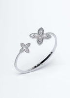 Set SIA Floral Embrace – brățară argintie deschisă cu design floral și cristale strălucitoare, bijuterie elegantă pentru ocazii speciale