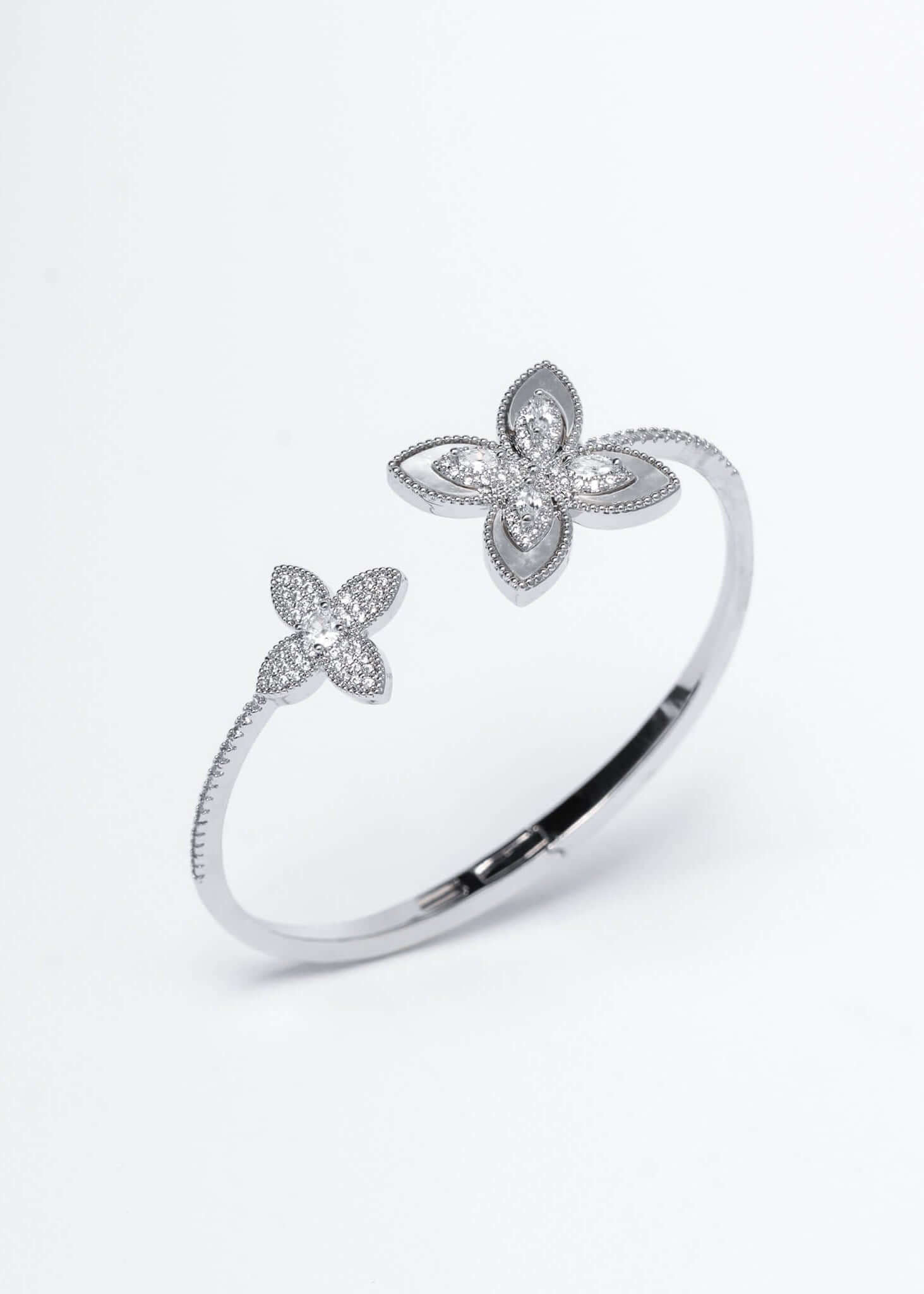 Set SIA Floral Embrace – brățară argintie deschisă cu design floral și cristale strălucitoare, bijuterie elegantă pentru ocazii speciale