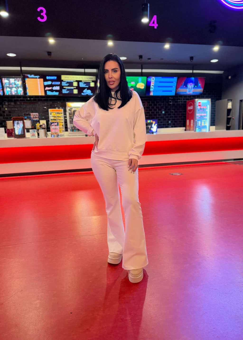 Femeie purtând SIA Pantaloni tip trening cu croi evazat într-un cinema