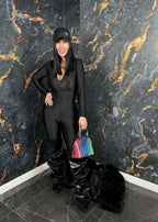 Salopeta modelatoare SIA Venom, neagră, femeie pozând într-o salopetă lycra mulată cu fermoar, atitudine sigură, puternică.