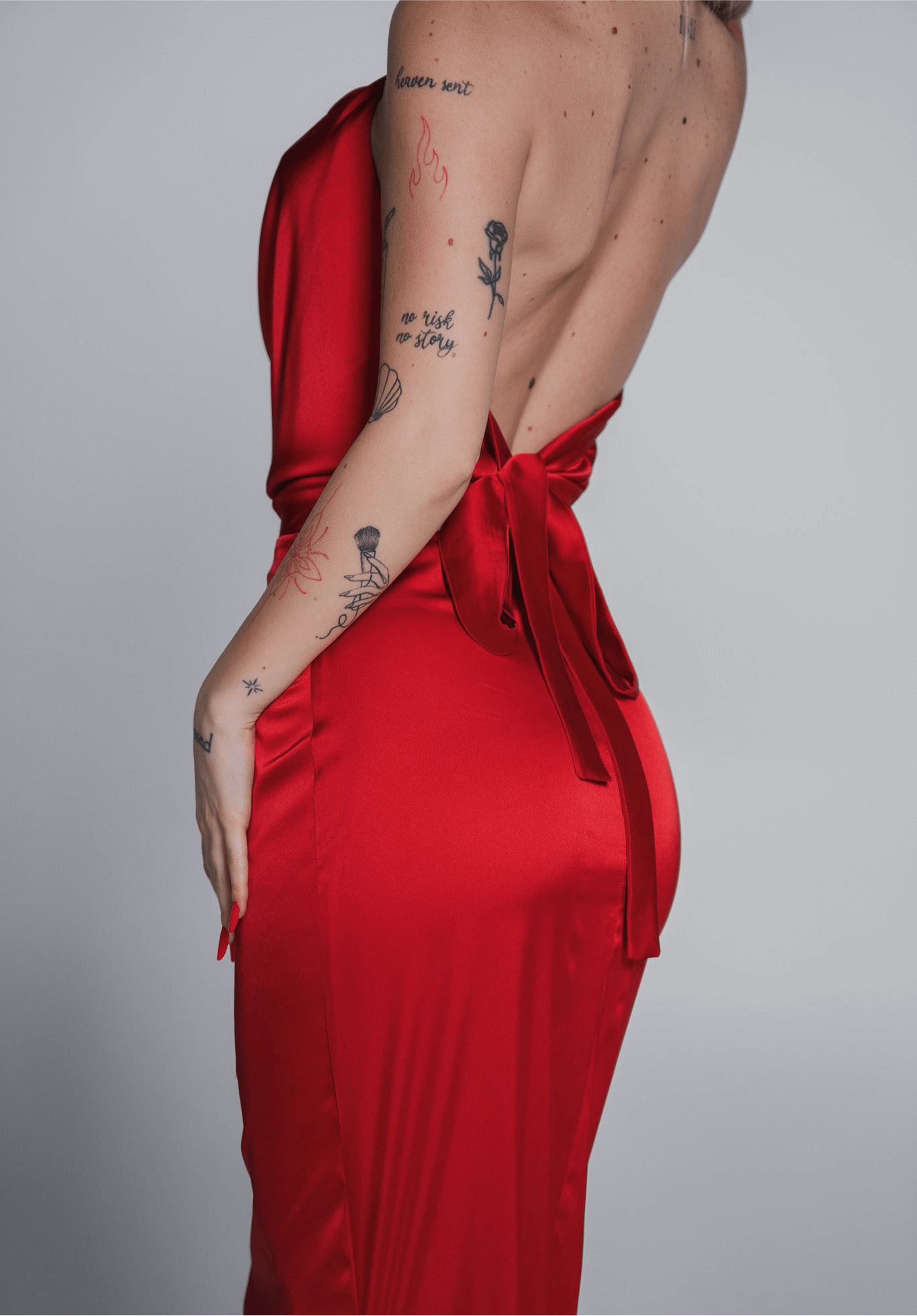 Rochie roșie din mătase cu spatele gol și fundă, elegantă și îndrăzneață, perfectă pentru o apariție memorabilă, Bling Enchant Mini