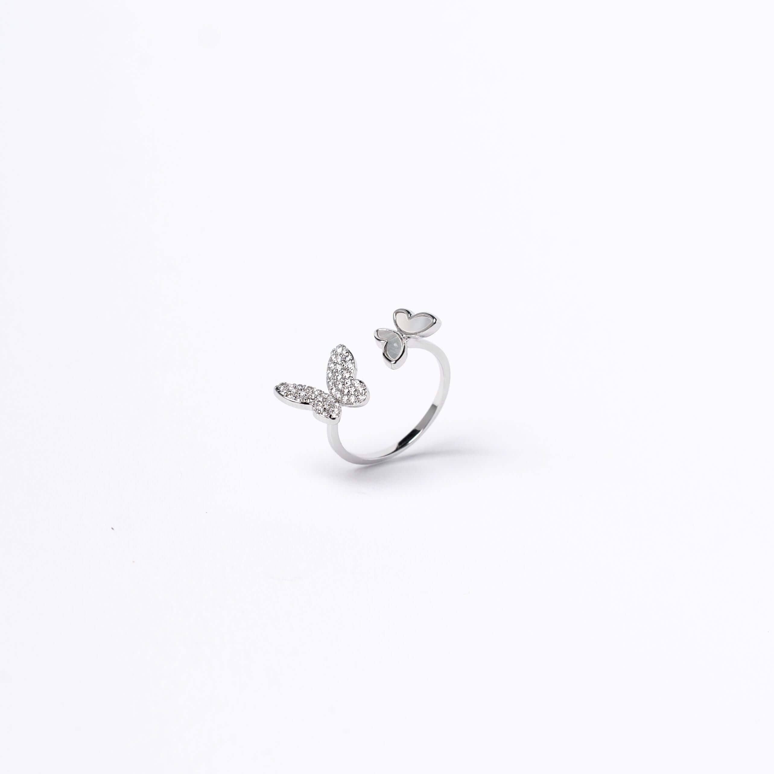 Inel Butterfly Dream cu fluturi decorat cu microcristale, finisaj strălucitor, accent oyster, stil feminin delicat.