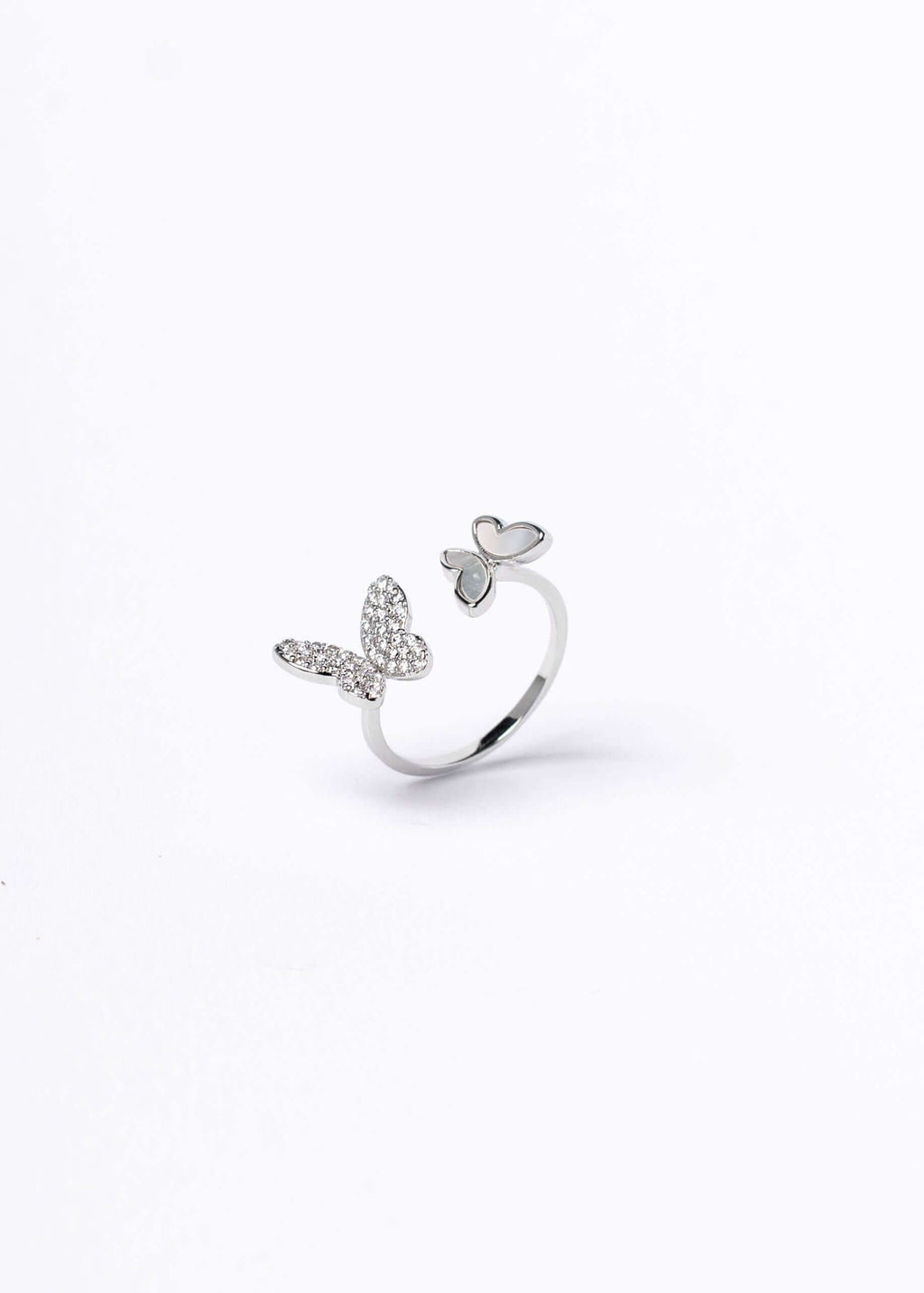 Set SIA Butterfly Dream inel argintiu reglabil cu fluture și inimă decorate cu cristale strălucitoare pe fundal alb