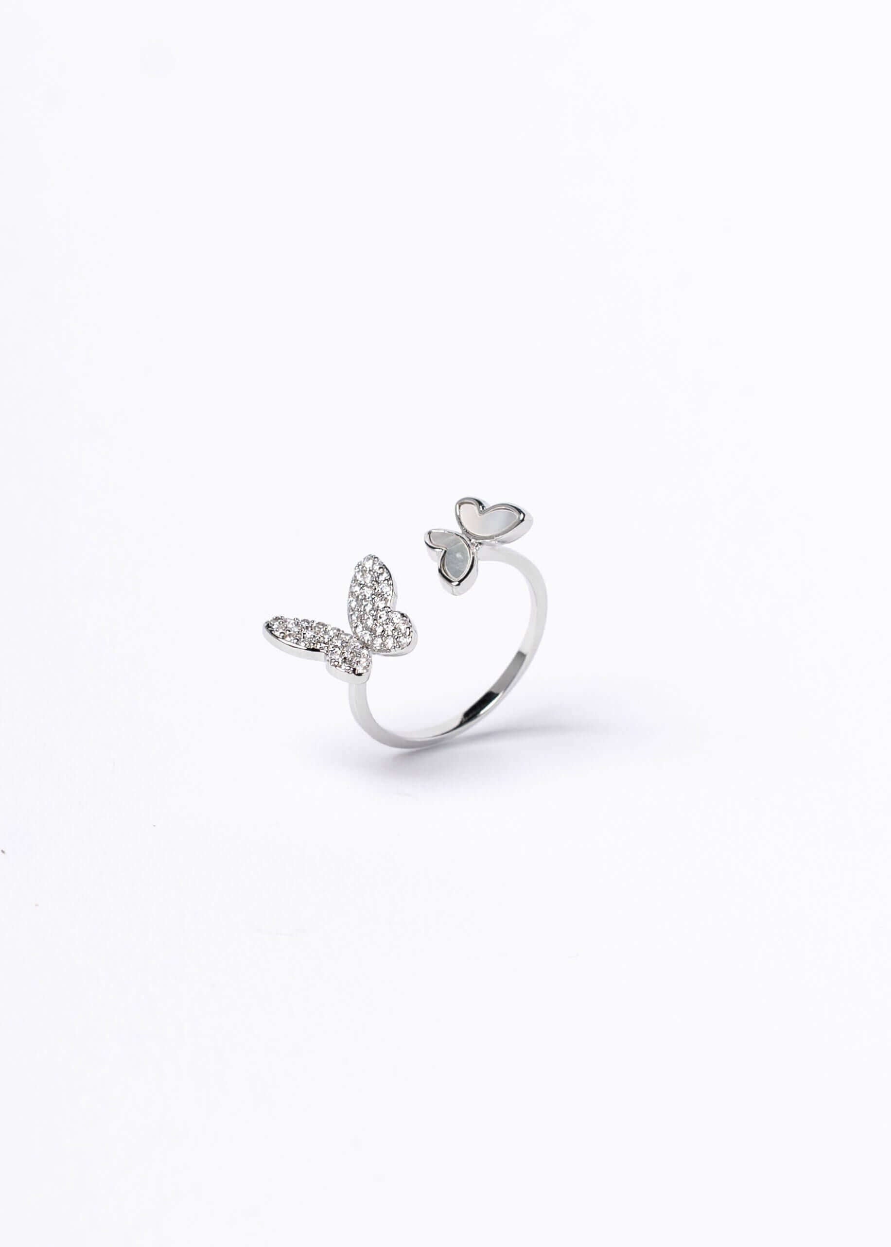 Set SIA Butterfly Dream inel argintiu reglabil cu fluture și inimă decorate cu cristale strălucitoare pe fundal alb