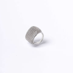 Inel Glam Crush Silver cu pavé microcristale zirconia, design bombat din oțel inoxidabil, perfect pentru evenimente speciale.