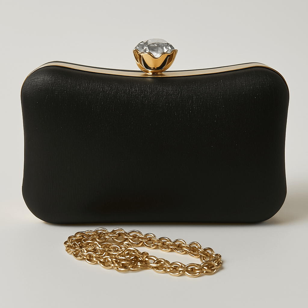Geantă clutch neagră elegantă cu textură discretă, închizătoare de diamant și lanț auriu detașabil. Ideală pentru evenimente rafinate.