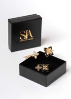 Set SIA Floral Embrace, brățară și inel cu design floral și cristale, aurii, prezentate în cutie neagră elegantă