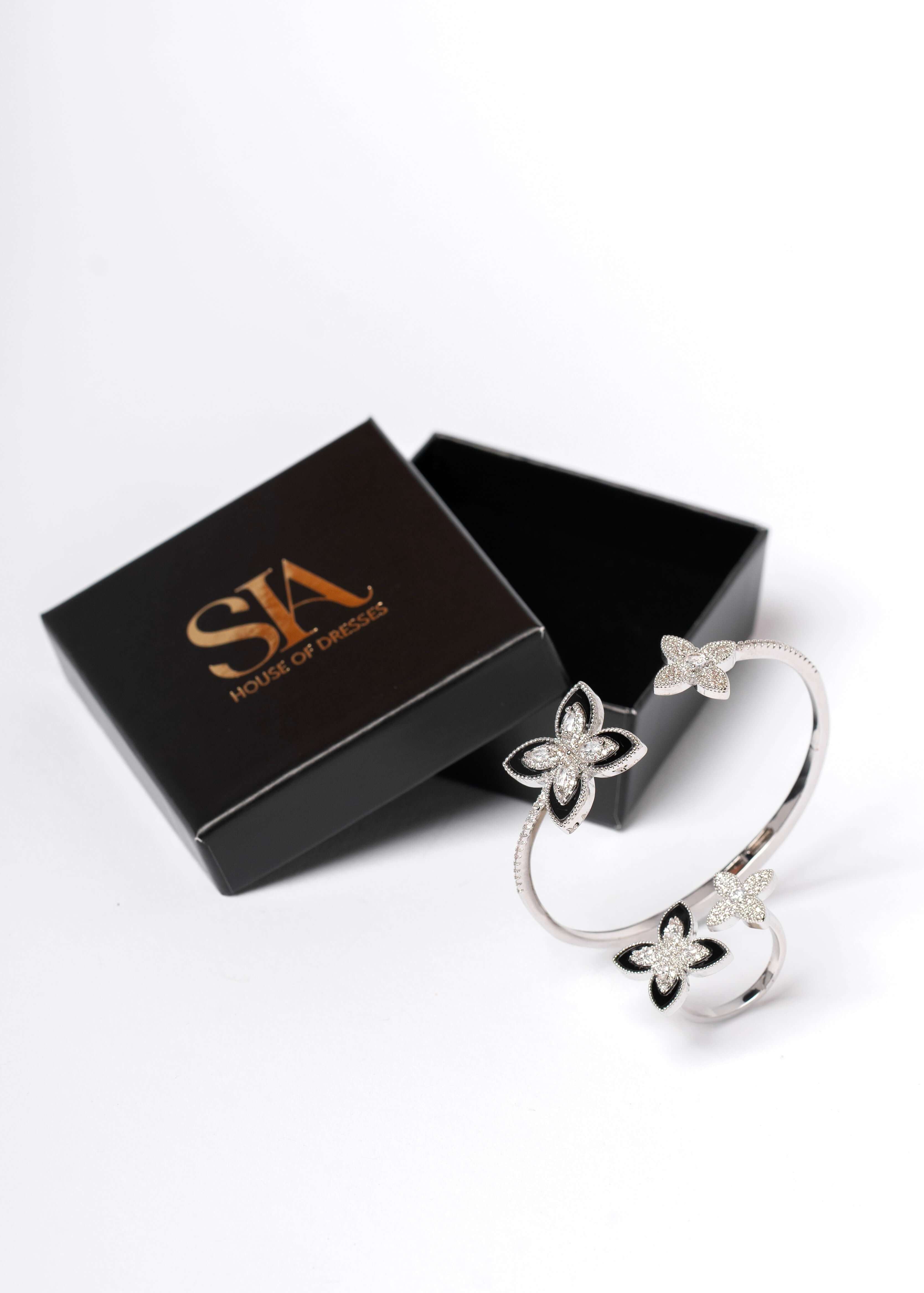 Set SIA Floral Embrace brățară argintie cu flori și cristale lângă cutie elegantă neagră, bijuterii statement moderne