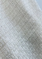 Detaliu țesătură tip Chanel albă de la SIA Paris Muse Set, sacou eleganță clasică.