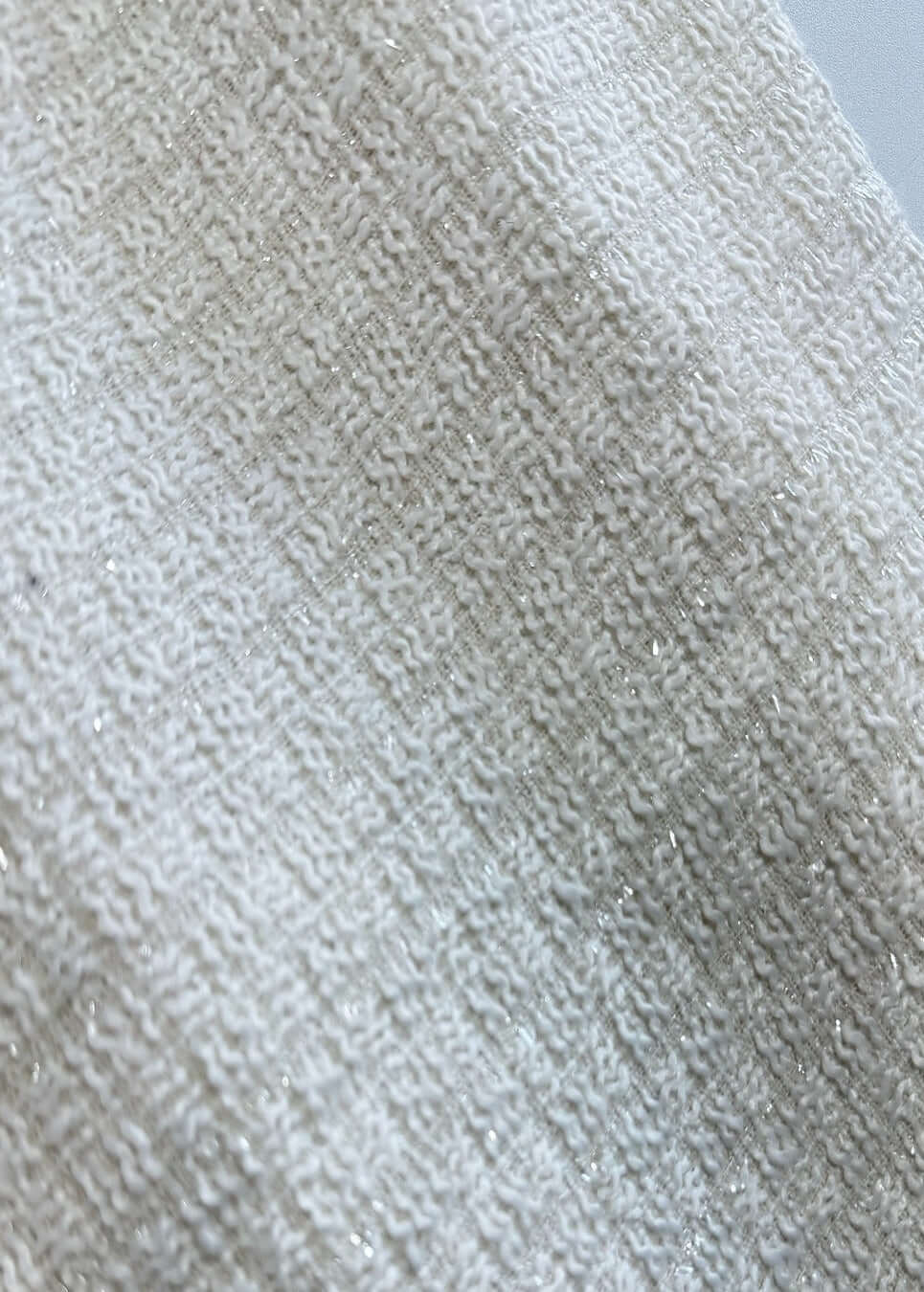 Detaliu țesătură tip Chanel albă de la SIA Paris Muse Set, sacou eleganță clasică.