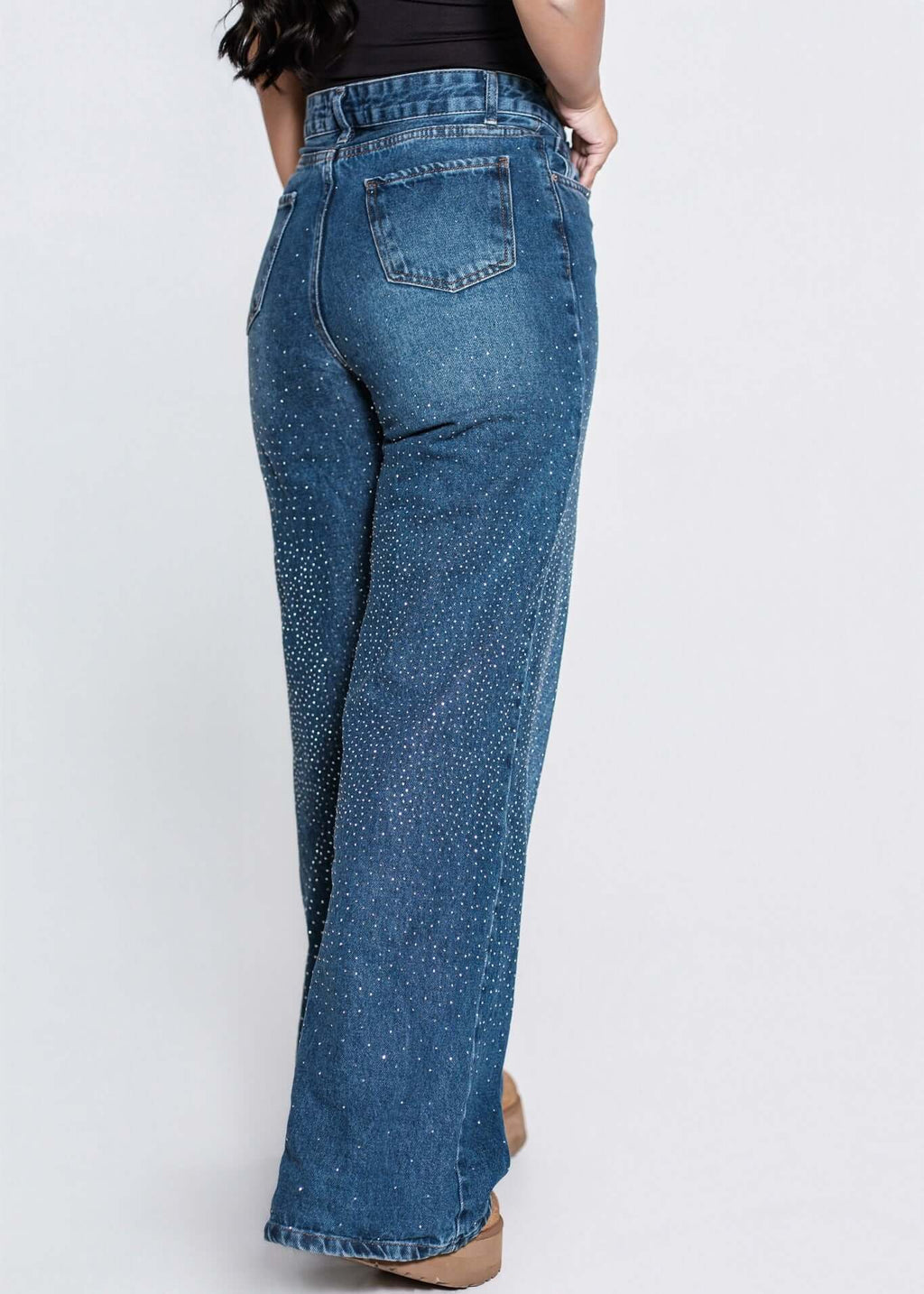 Blugi talie înaltă cu cristale, croială ușor evazată, vedere spate pe model feminin