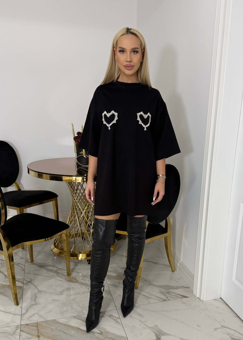 Model purtând Rochie tip tricou Love SIA cu inimioare din cristale, design modern și lejer, potrivită pentru un look relaxat și stilat.