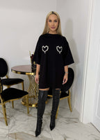 Model purtând Rochie tip tricou Love SIA cu inimioare din cristale, design modern și lejer, potrivită pentru un look relaxat și stilat.