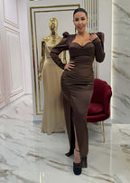 Rochie LUNEVA lunga lycra premium dens, maro, mulată cu slit frontal, model eleganță de seară în showroom de lux