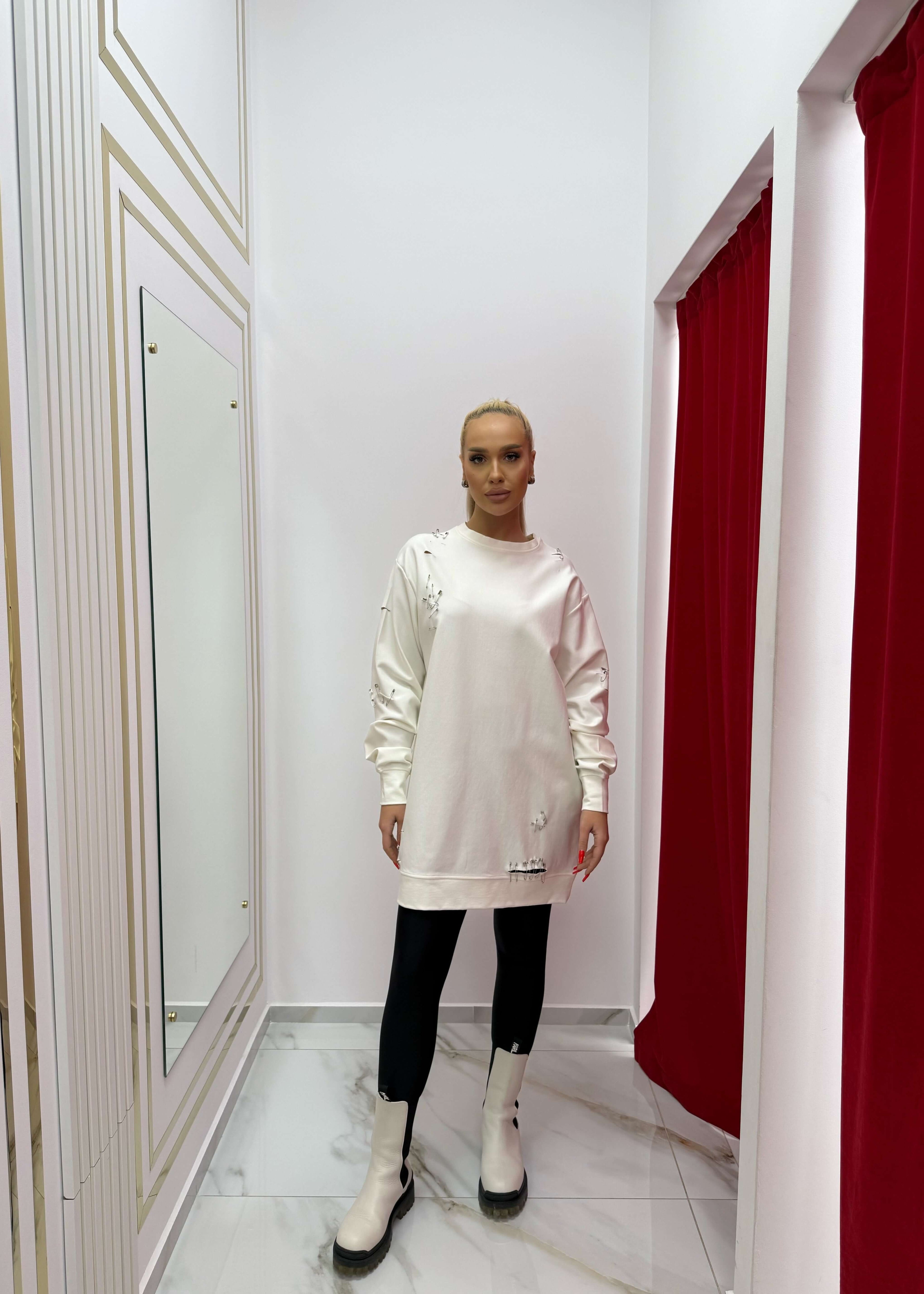 Hoodie cu ace metalice - Model poartă hanoracul tip rochie SIA "ATTITUDE" alb, estetică urbană, minimalism trendy.