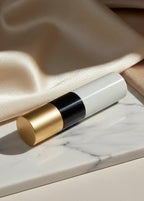 Ruj Rouge Hermès Satin Lipstick Rose Mexique 42 by Sia House pe marmură, tub elegant alb negru auriu