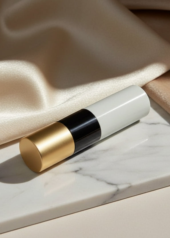 Ruj Rouge Hermès Satin Lipstick Rose Mexique 42 by Sia House pe marmură, tub elegant alb negru auriu