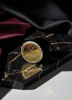 Ruj Rouge Hermès Satin Lipstick – Rose Mexique 42 by Sia House pe suport de marmură neagră, capac auriu elegant