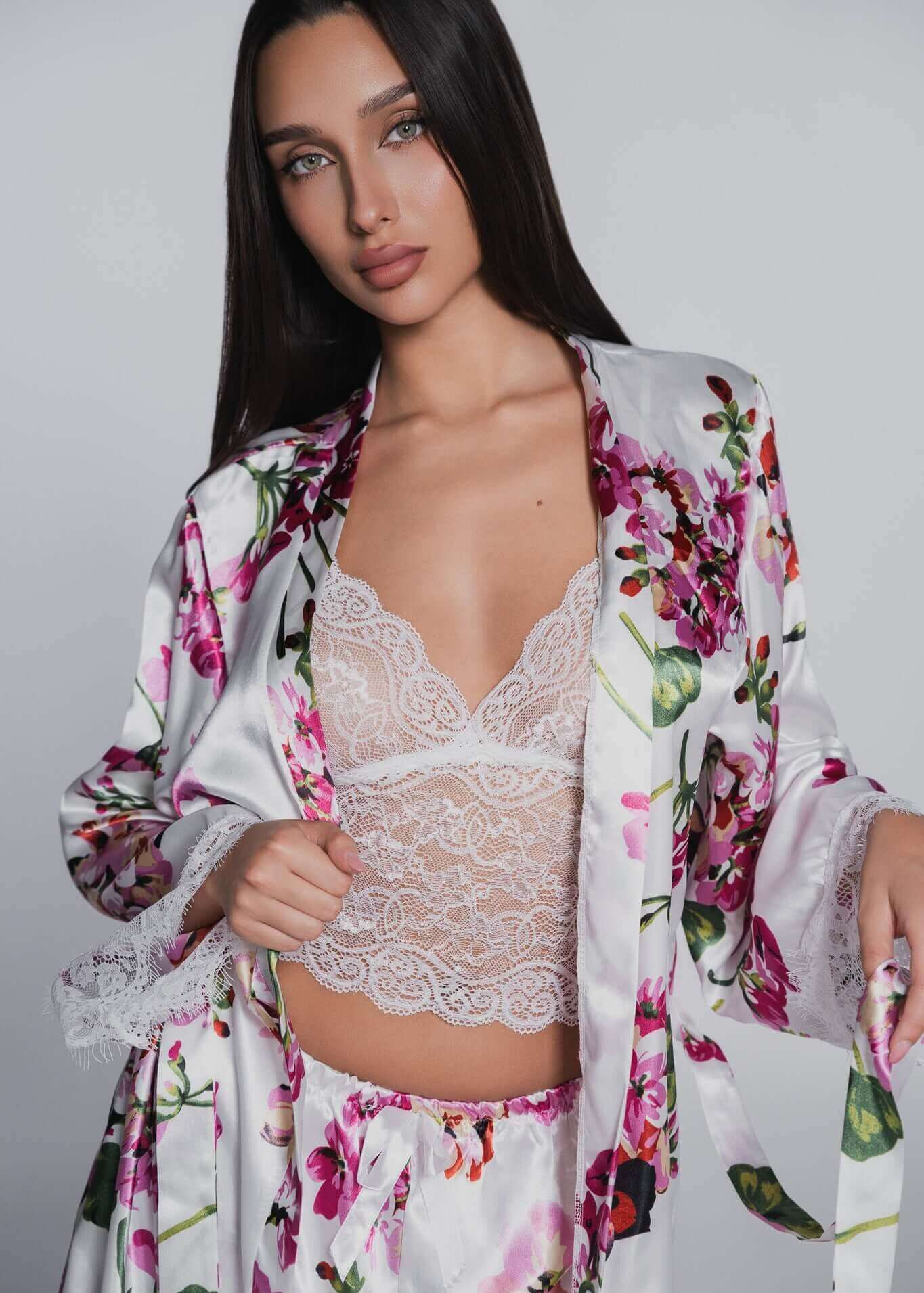 Alt Tag: Set pijama Nighty SIA Homewear 3 piese cu dantelă și satin, halat satinat floral și top din dantelă