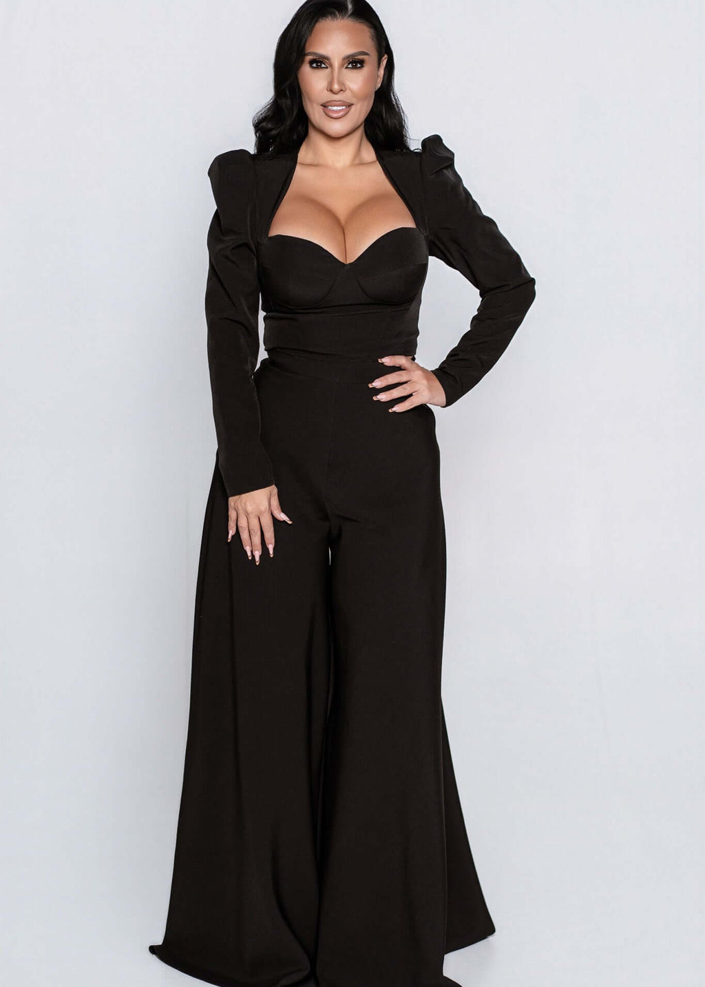 Set Aura – Top Aura + Wide Pants, outfit elegant și rafinat pentru femei, prezentat pe un manechin, complet negru, modern.