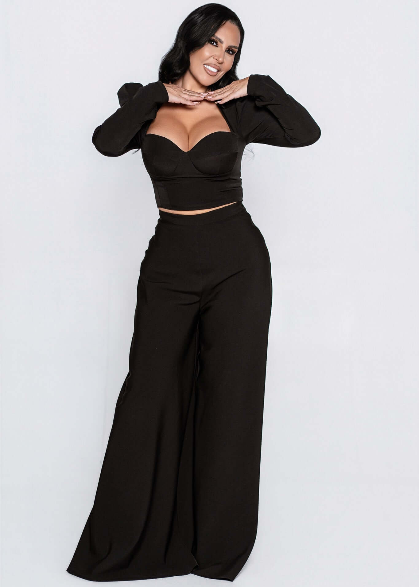 Elegant outfit featuring Set Aura – Top Aura + Wide Pants, showcasing modern elegance and comfort.