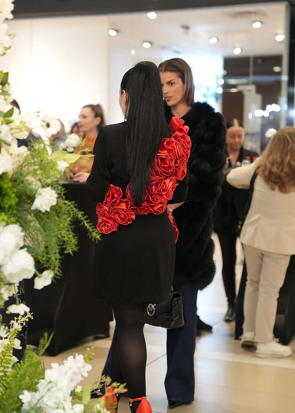 Rochie mini couture SIA Bloody Garden, Rochie neagră decorată cu trandafiri 3D roșii la un eveniment de modă de seară