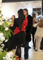 Rochie mini couture SIA Bloody Garden, Rochie neagră decorată cu trandafiri 3D roșii la un eveniment de modă de seară