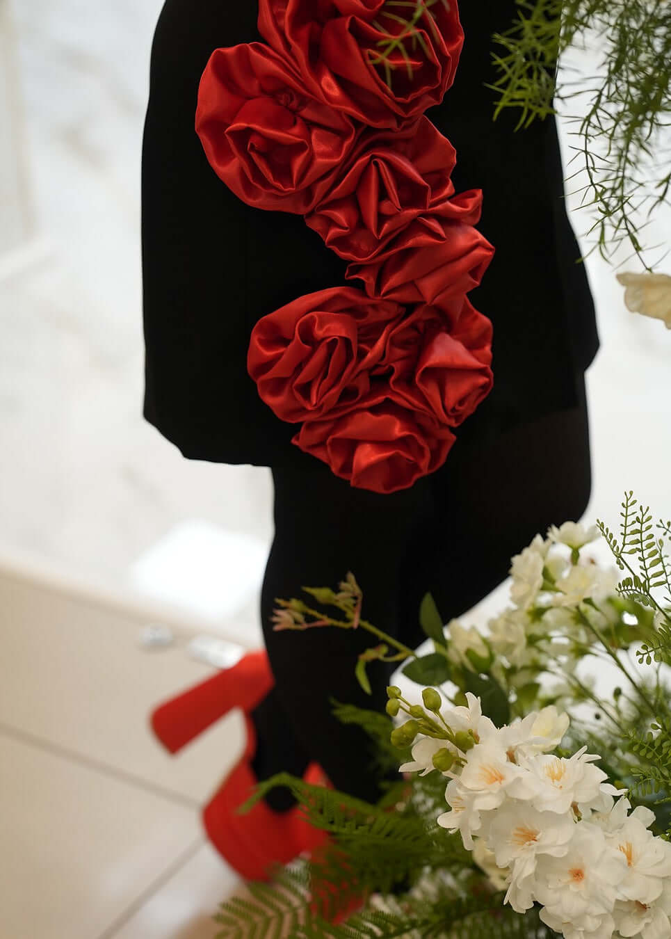 Rochie mini couture SIA Bloody Garden, detaliu lateral cu trandafiri 3D roșii și pantofi cu toc roșu, look elegant de seară