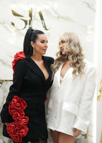 Rochie mini couture cu trandafiri 3D SIA Bloody Garden, model în sacou negru cu trandafiri roșii lângă model în sacou alb elegant