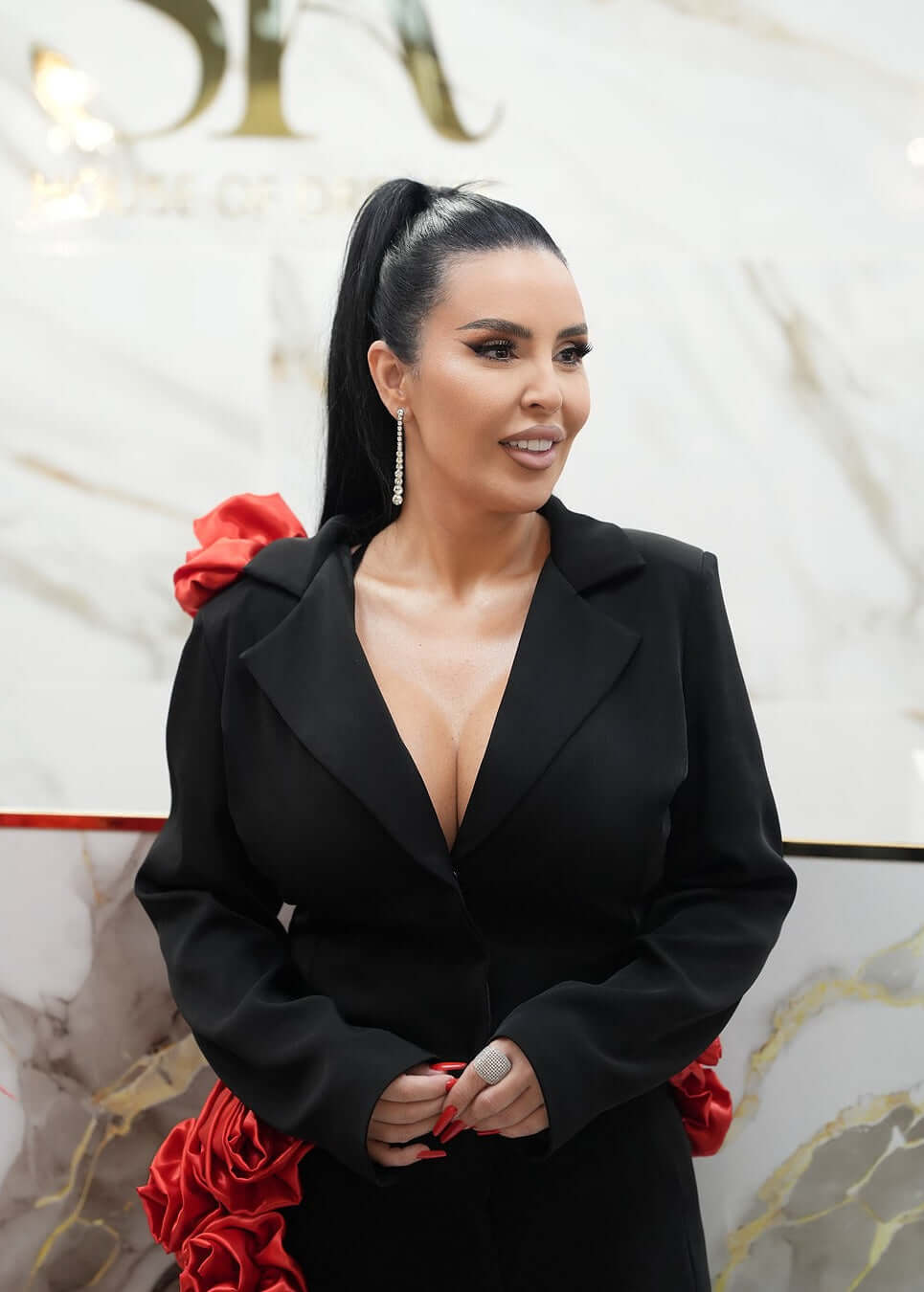 Rochie mini couture SIA Bloody Garden, neagră cu trandafiri 3D roșii, decolteu adânc și detalii elegante