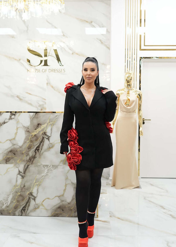 Rochie mini couture SIA Bloody Garden neagră cu trandafiri 3D roșii, model elegant în showroom de lux