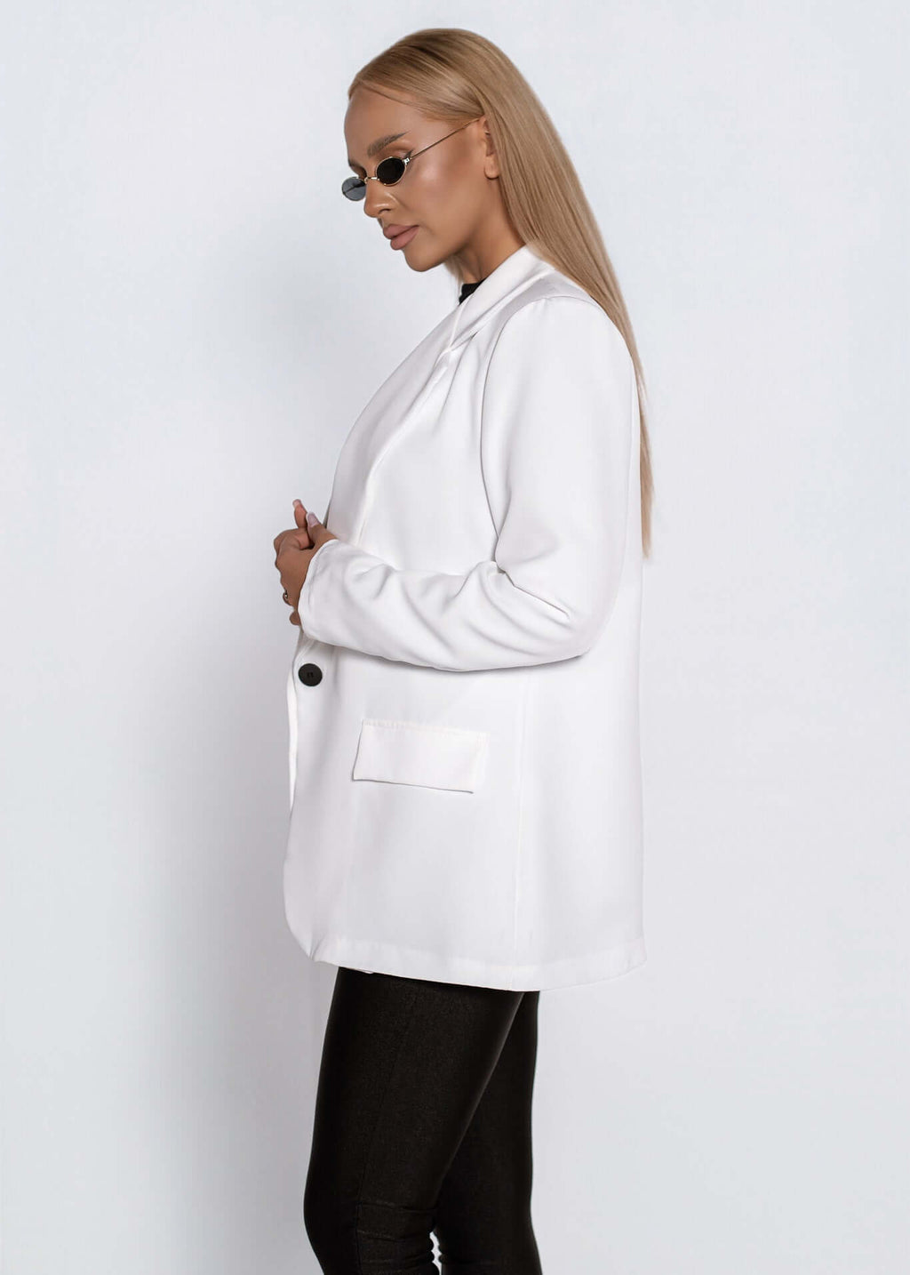 Sacou SIA cu croială dreaptă, ușor oversize „CLASSIC”, alb, purtat de model, stil office casual