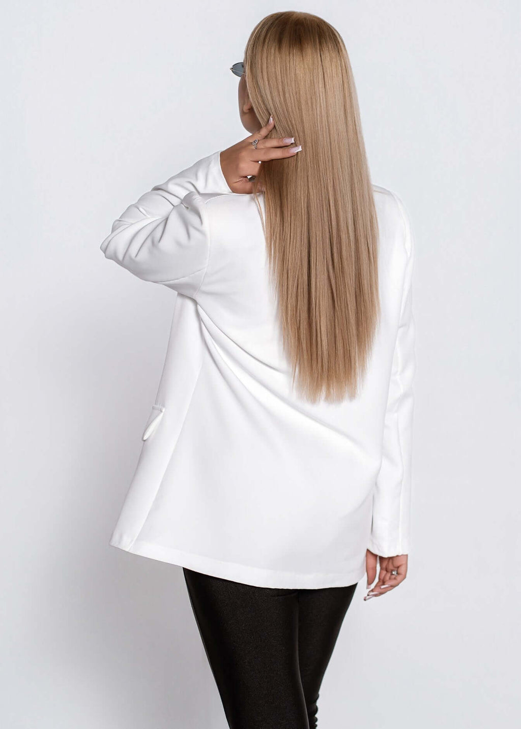 Sacou SIA CLASSIC alb, croială dreaptă ușor oversize, vedere din spate pe model feminin