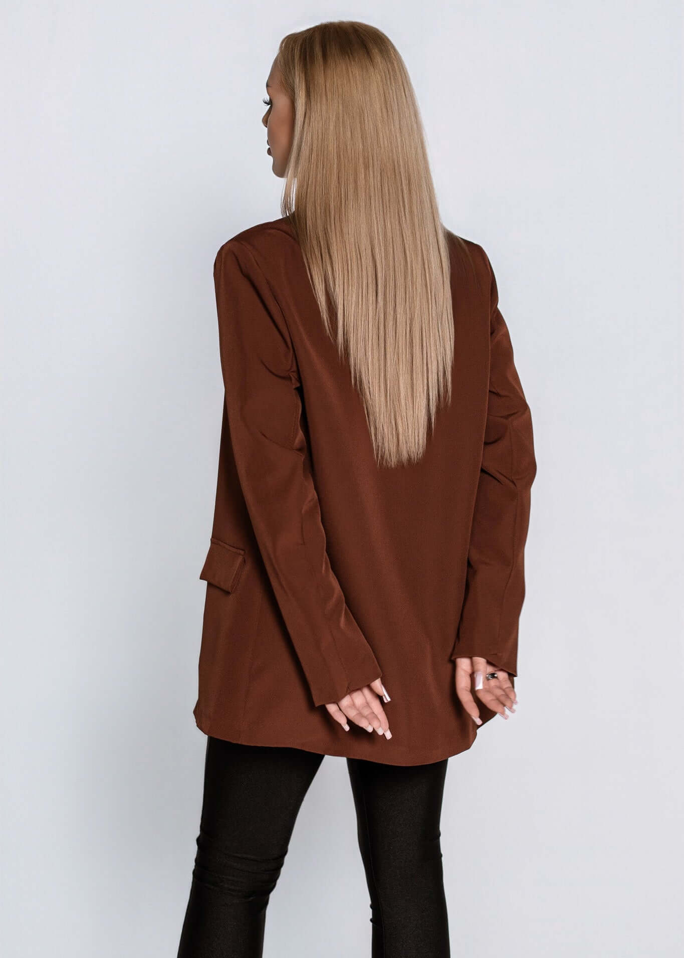 Sacou SIA cu croială dreaptă ușor oversize CLASSIC, maro, vedere din spate pe model