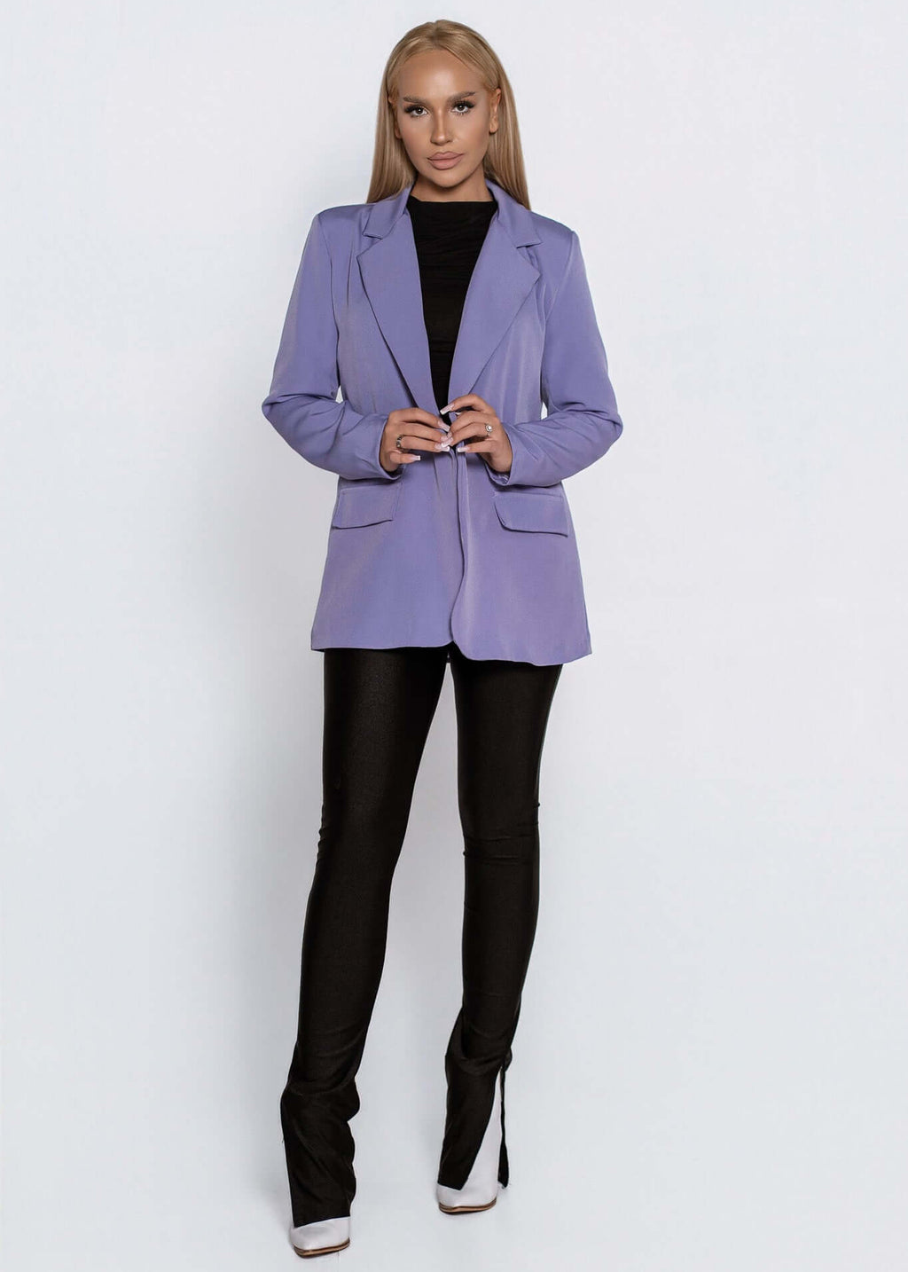 Sacou SIA cu croială dreaptă ușor oversize CLASSIC, mov, purtat cu pantaloni negri, look office casual chic pentru femei