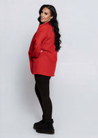 Sacou SIA cu croială dreaptă ușor oversize CLASSIC roșu, purtat cu pantaloni negri și bocanci, vedere laterală