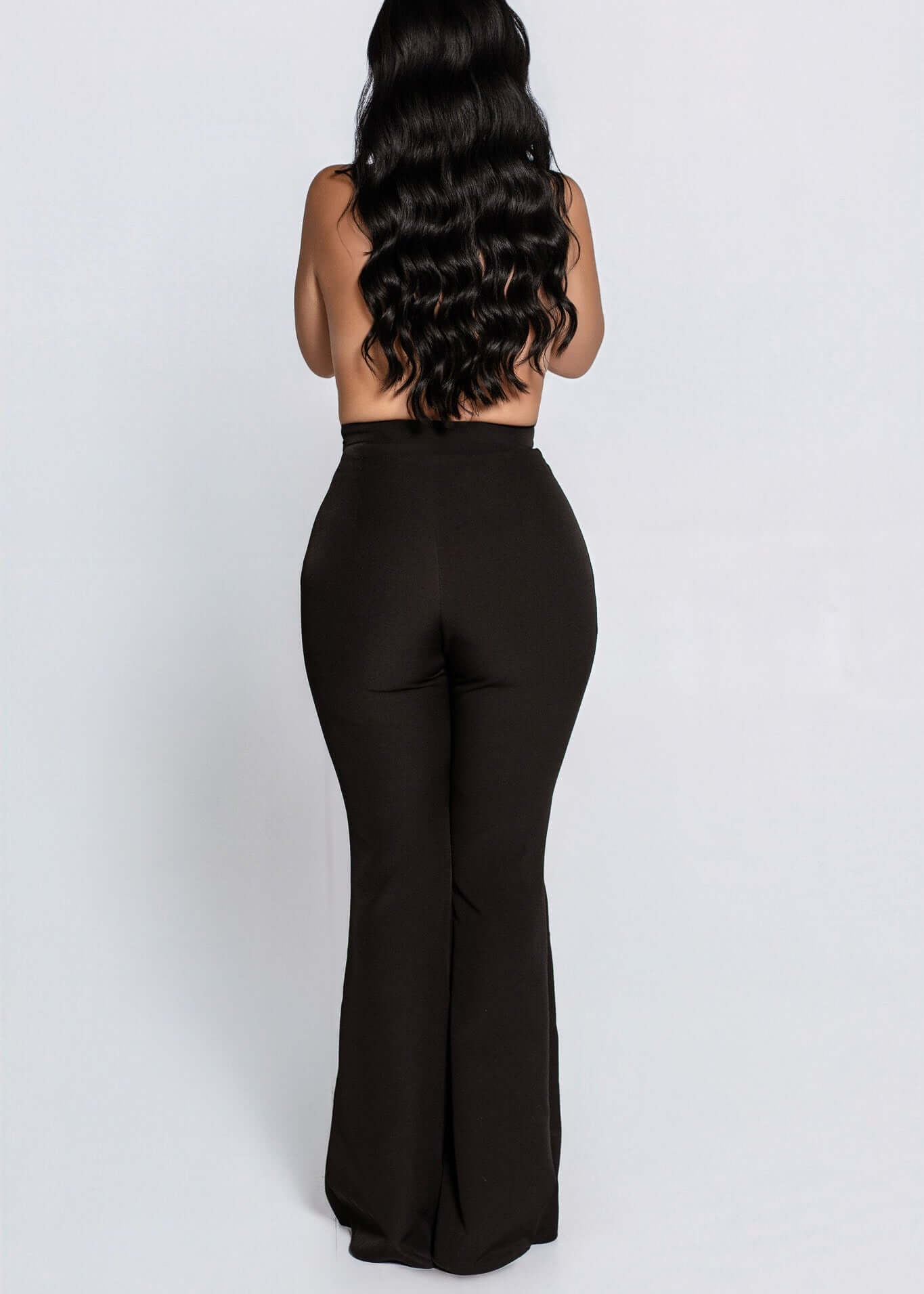 Pantaloni SIA Contour negri cu talie înaltă și croi conic în partea superioară, văzuți din spate pe model femeie