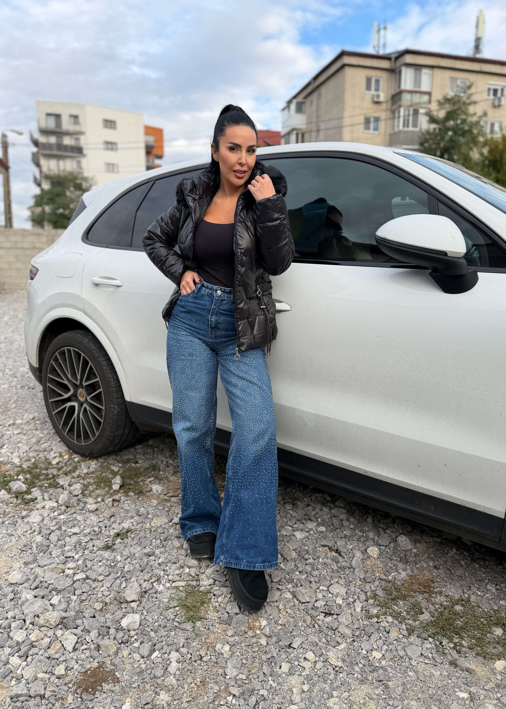 Blugi talie inalta CRYSTAL DENIM cu cristale, usor evazati, outfit casual chic alaturi de masina alba