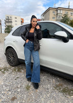 Blugi talie inalta CRYSTAL DENIM cu cristale, usor evazati, outfit casual chic alaturi de masina alba